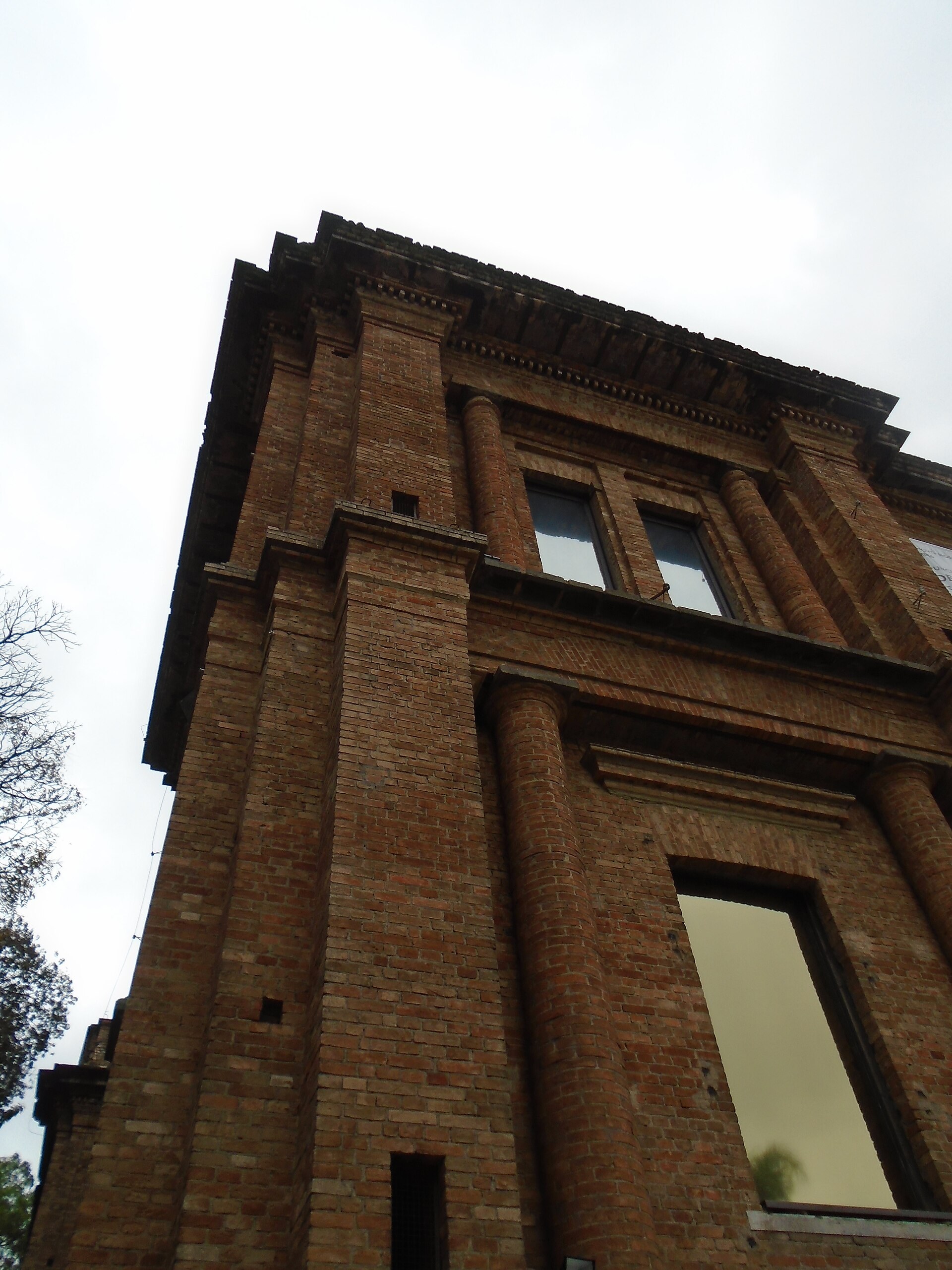 Canto de tijolo aparente da Pinacoteca do Estado de São Paulo, no Jardim da Luz.